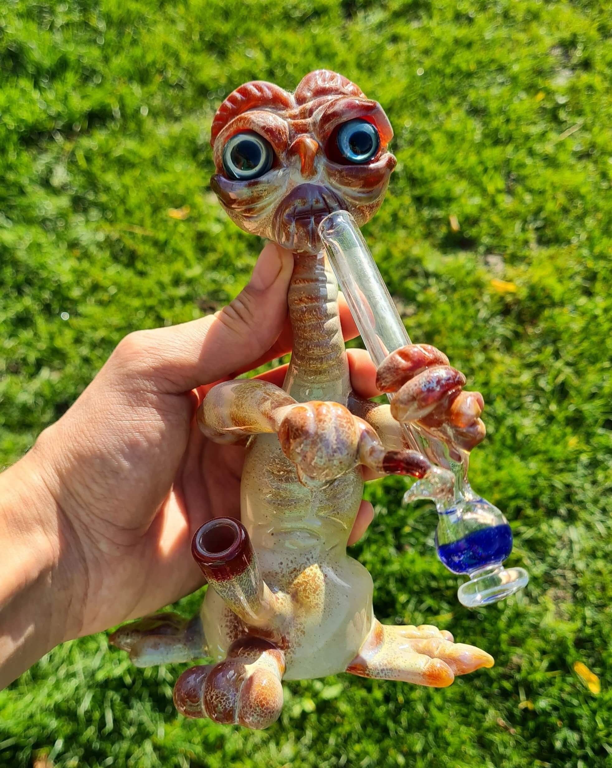 Bong-smoking E.T by @vagabondglass WorldofBongs