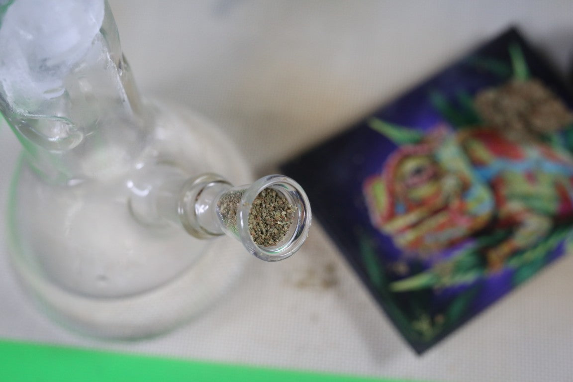elf bar vape uk What is a Bong? Ultimate How-to Guide for Water Pipes – Weday main image 0
