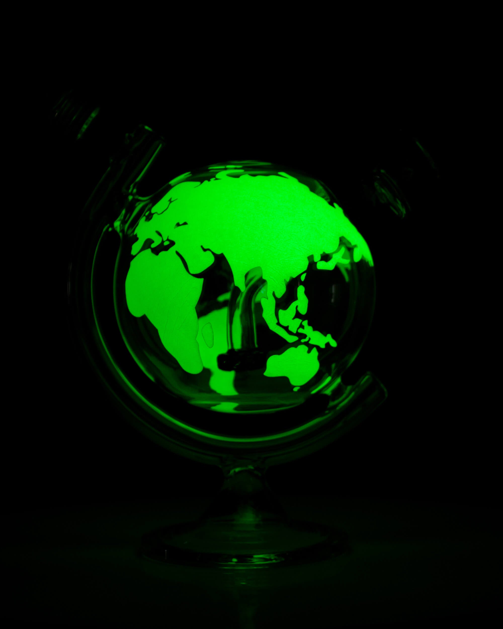 8 World Globe Bong - Glow in the Dark